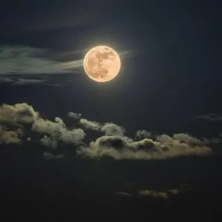 كتبت ليك قمر الزمان♥️🤍